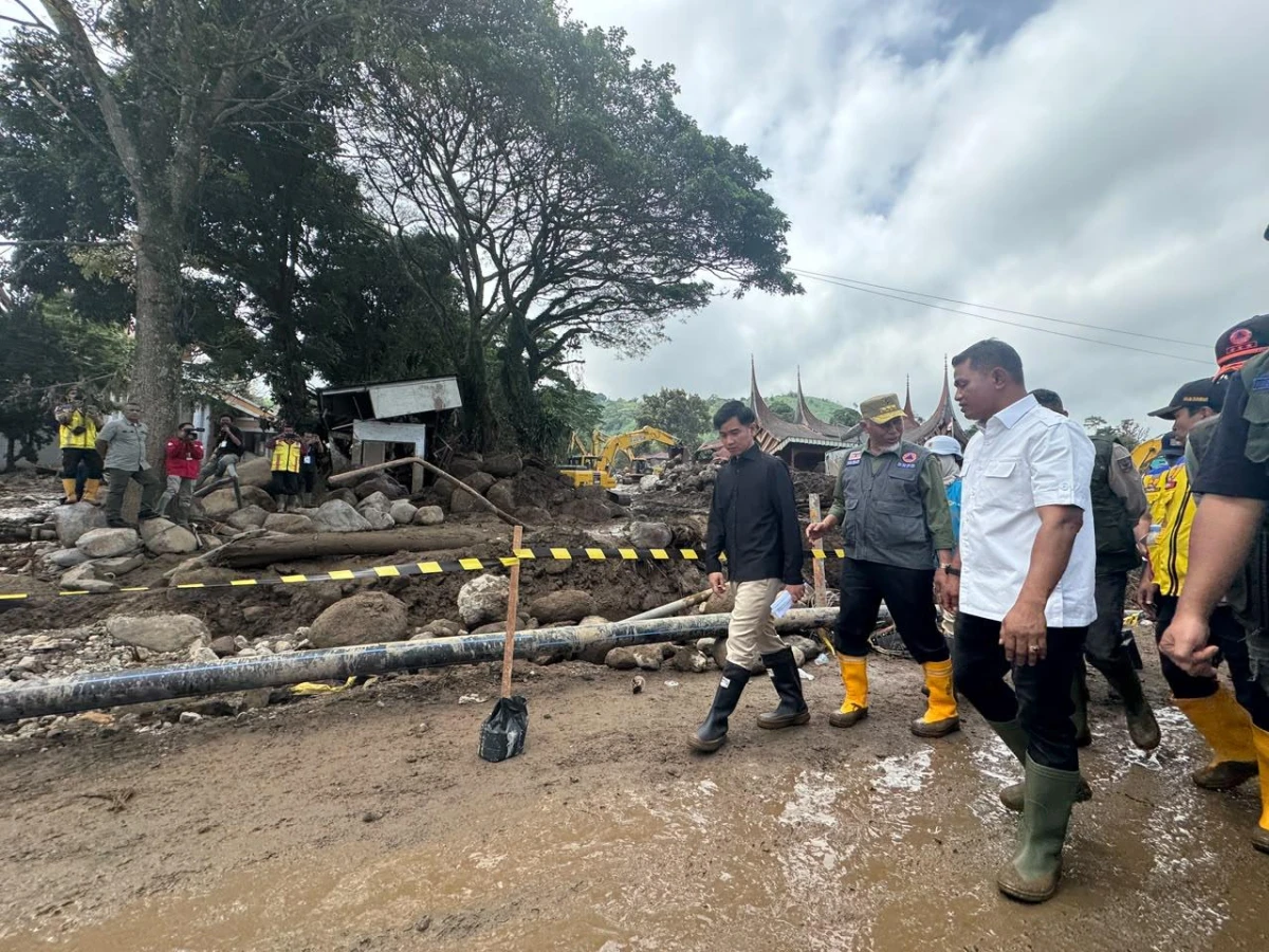 Wapres Gibran Kunjungi Pengungsi Banjir Bandang Solok, Pastikan Rumah Warga Dibangun Kembali