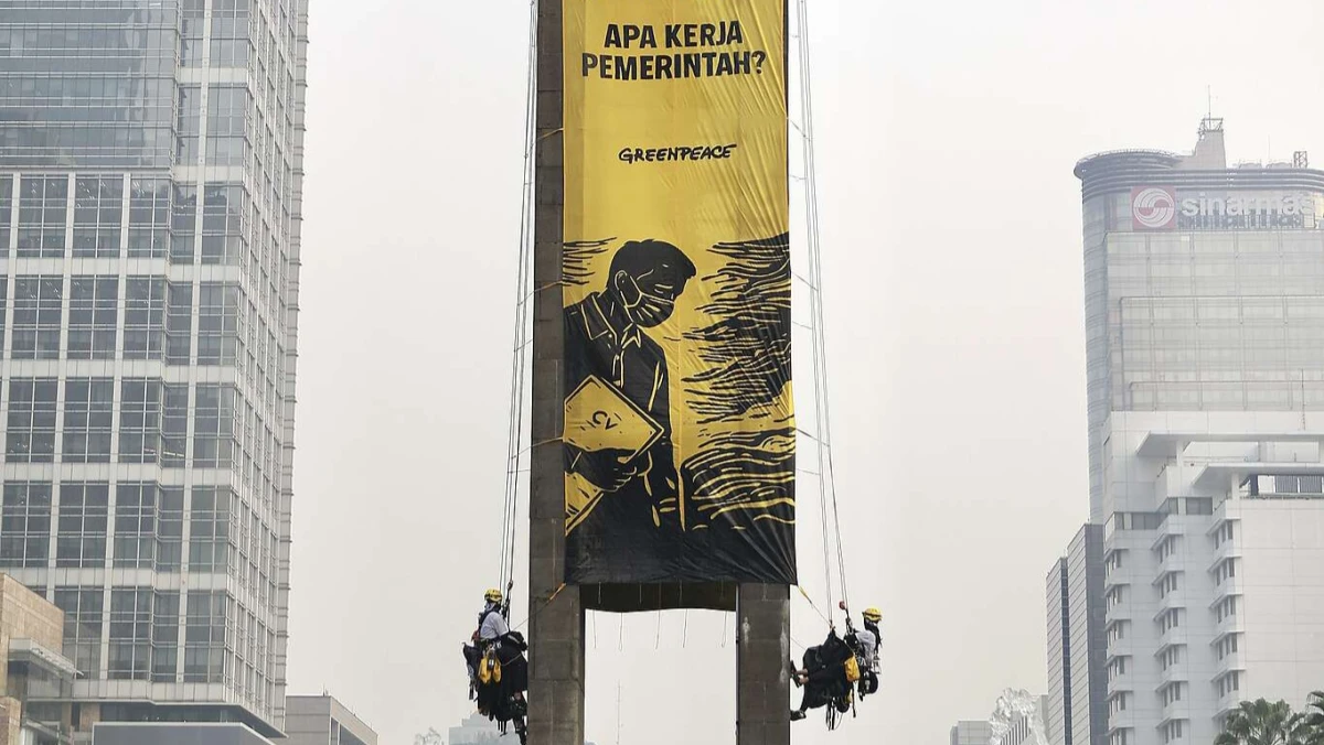Polisi Evakuasi 6 Aktivis Greenpeace Usai Membentangkan Spanduk di Bundaran HI