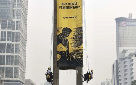 Polisi Evakuasi 6 Aktivis Greenpeace Usai Membentangkan Spanduk di Bundaran HI