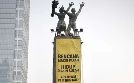 Aksi Greenpeace dan Mahasiswa Warnai Bundaran HI, Pramono Anung Sebut Bentuk Demokrasi