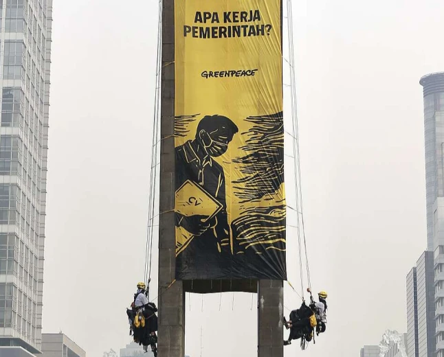 Polisi Evakuasi 6 Aktivis Greenpeace Usai Membentangkan Spanduk di Bundaran HI