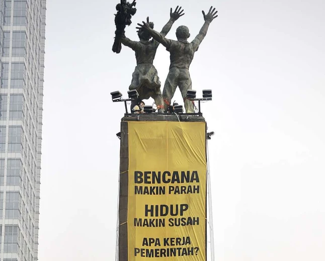 Aksi Greenpeace dan Mahasiswa Warnai Bundaran HI, Pramono Anung Sebut Bentuk Demokrasi